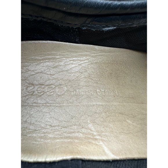 Ecco black quilted/patent leather size 38 built in orthotics sneakers FLAW - Picture 5 of 9